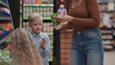 Una-Madre-Con-Una-Máscara-Protectora-Con-Dos-Niños-Está-Comprando-Comestibles-En-El-Supermercado.-Comprar-Comida-Verduras-Y-Frutas-Con-Niños